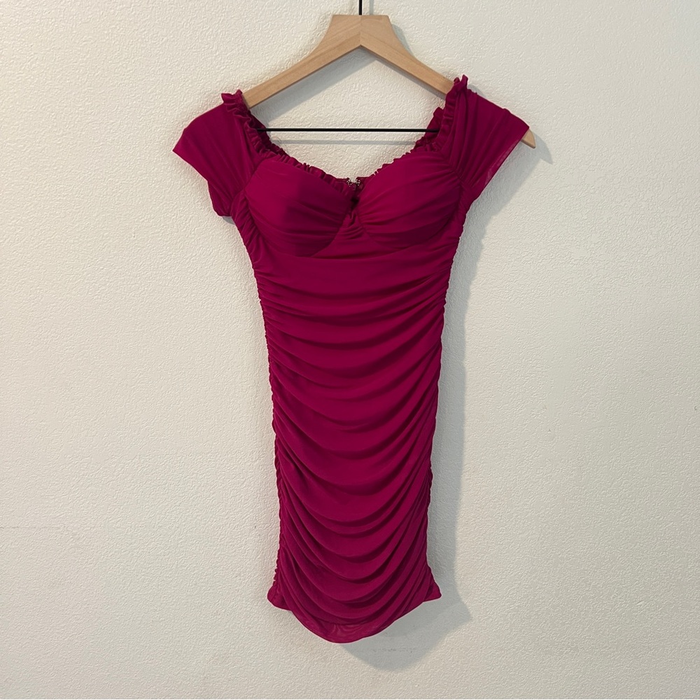 Privy Mesh Ruched Off The Shoulders Sweetheart‎ Mini Dress In Berry Size S